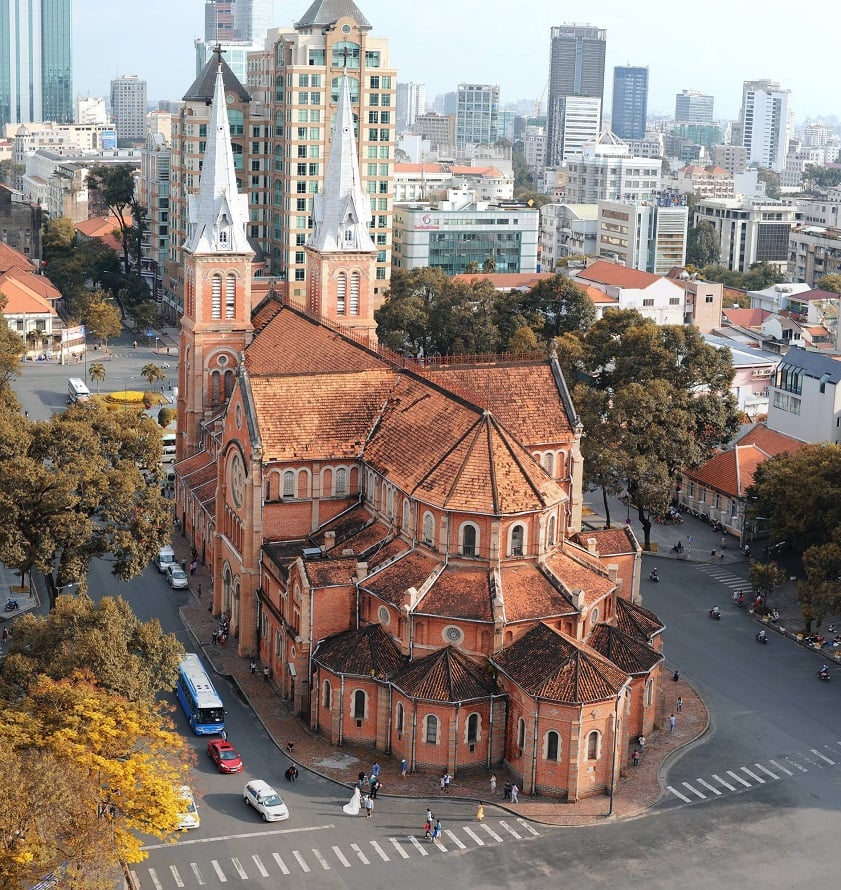 Du khách check-in bên ngoài Nhà thờ Đức Bà (Ảnh: Sưu tầm)