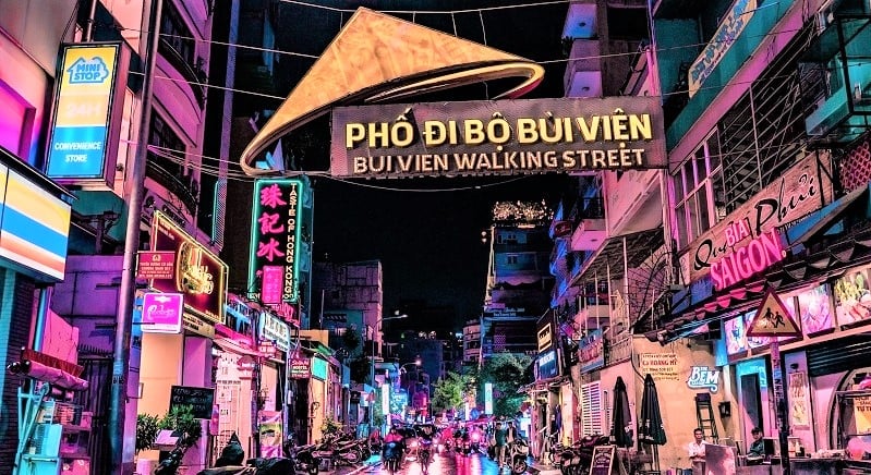 Phố Bùi Viện đông đúc những ngày cuối tuần (Ảnh: Sưu tầm)