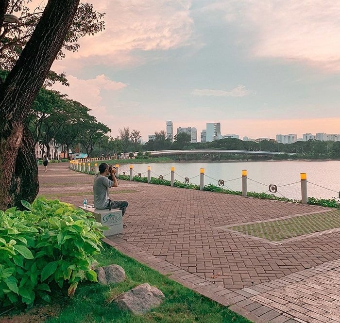 Ngắm hoàng hôn cực đẹp tại hồ Bán Nguyệt (Ảnh: @hoangkhoipham3011)