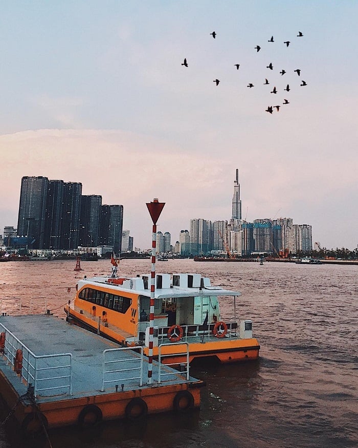 Ngắm chiều tà trên sông Sài Gòn tại Saigon Water Bus (Ảnh: @ttranggg05)