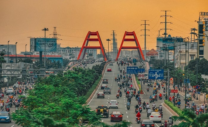 Hoàng hôn trên cầu Bình Lợi (Ảnh: Nguyễn May)