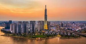 Tòa Landmark 81 phía xa khi hoàng hôn buông xuống