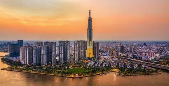 Tòa Landmark 81 phía xa khi hoàng hôn buông xuống