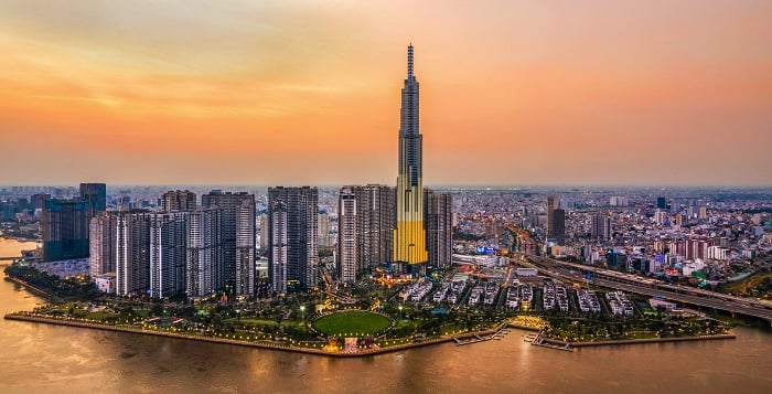 Tòa Landmark 81 phía xa khi hoàng hôn buông xuống