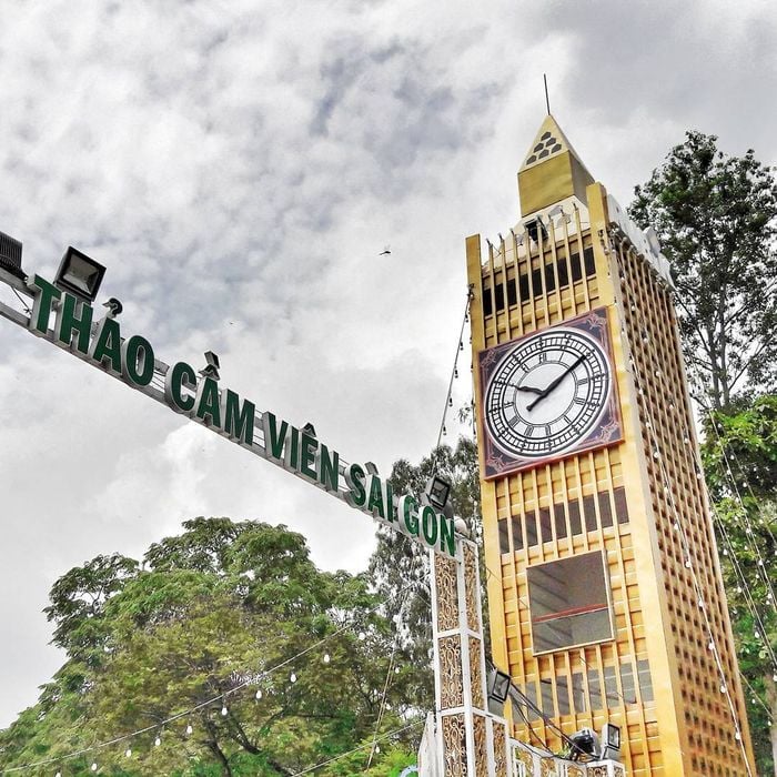 Du khách check-in tại Thảo Cầm Viên – Sài Gòn (Ảnh: Sưu tầm)