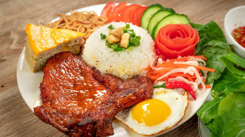 Cơm tấm là món ăn đặc sắc tạo nên điểm nhấn của nền ẩm thực Sài Gòn