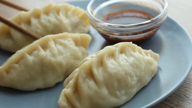 Sủi cảo có phần vỏ dày hơn nhưng không kém phần mềm và dai