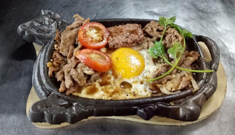 Bò né có nguồn gốc từ món bít tết của Pháp nhưng đã được biến tấu theo khẩu vị của người Việt Nam