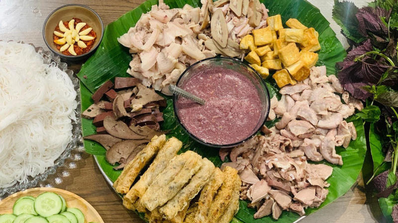 Bún đậu mắm tôm là một món ăn truyền thống của miền Bắc nhưng cũng đã được yêu thích và phổ biến ở Sài Gòn