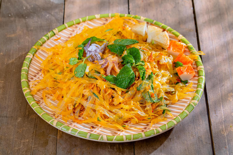 Bánh tráng trộn là một món ăn vặt đặc trưng của giới trẻ Sài Gòn