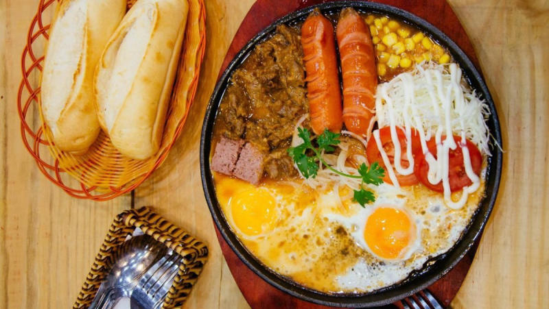 ánh mì chảo là điểm nhấn độc đáo của nền ẩm thực Sài Gòn.