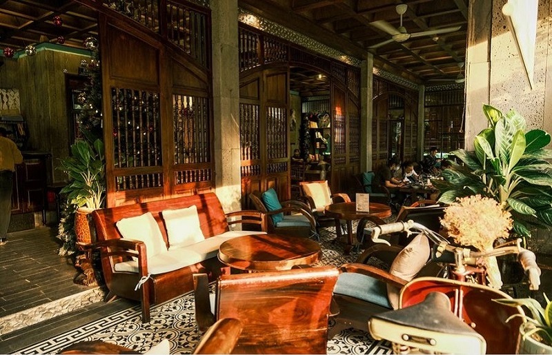 Phong cách thiết kế đậm nét Nam Bộ với những chiếc ghế làm bằng gỗ. Ảnh: Cà Phê Cô Ba Đồng Khởi